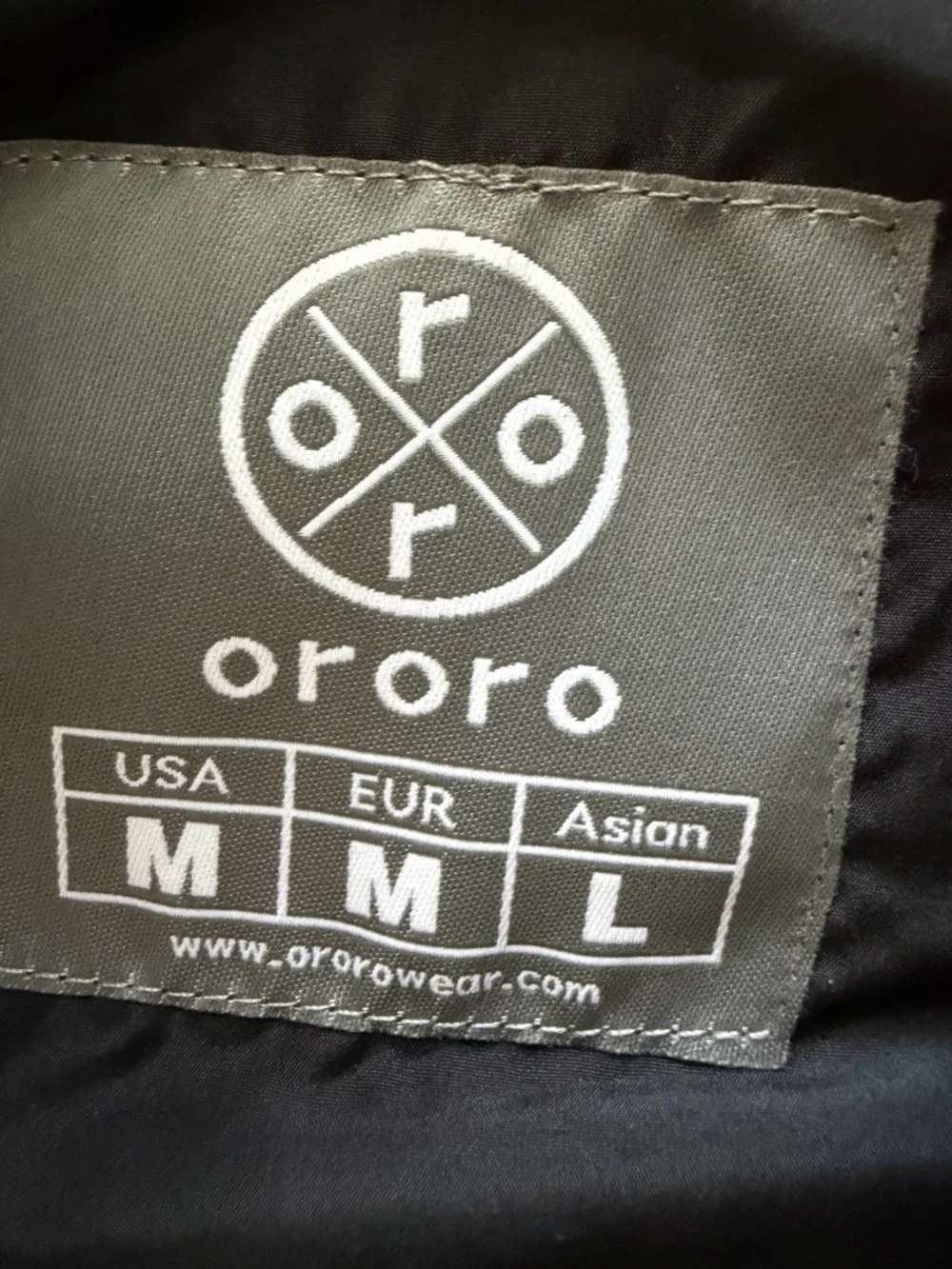 ORORO Men's Classic Lightweight Heated Vest with battery pack and charger. - Picture 3 of 4
